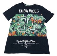 Tmavomodro-zelené tričko s nápisy a číslem a listy C&A