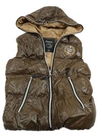 Hnědá prošívaná šusťáková zateplená vesta s koníkem a kapucí Loesdau