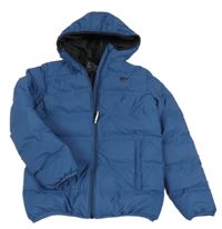 Tmavomodrá prošívaná šusťáková zimní bunda s číslem a kapucí C&A