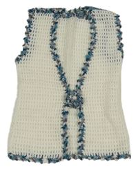 Bílá perforovaná háčkovaná vesta