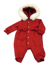 Červená vzorovaná kombinéza s kapucí s kožešinou