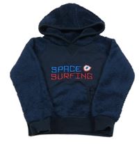 Tmavomodrá mikina s nápisem a chlupatými rukávy a kapucí Lupilu