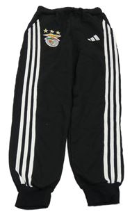 Černé tepláky s nášivkou a proužky