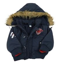 Tmavomodrý prošívaný šusťákový zimní bomber s nášivkou a odepínací kapucí s kožešinou coolclub