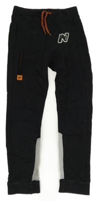 Černo-šedé tepláky s písmenkem NERF