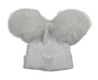 Bílá pletená čepice s bambulemi