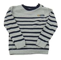 Šedo-tmavomodrý pruhovaný svetr s nášivkou 