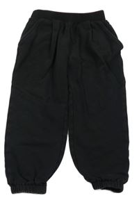 Černé tepláky s nápisem z kamínků