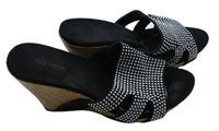 Dámské černo-stříbrné pantofle na klínku s cvočky Graceland vel. 38