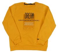 Žlutá mikina s nápisem 