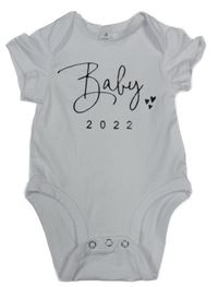 Bílé body s nápisem 