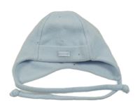 Světlemodrá fleecová čepice s nášivkou