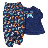 Tmavomodré chlupaté pyžamo s ovladači