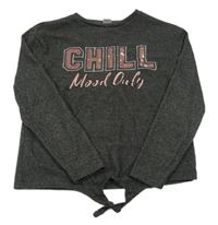 Šedý svetr s nápisem z flitrů Y.F.K.