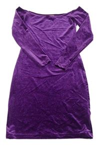 Purpurové třpytivé sametové šaty s lodičkovým výstřihem