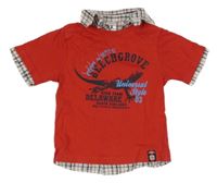 Červené tričko s ještěroku a nápisy a všitou kostkovanou košilí C&A