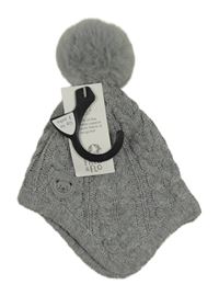 Nové - Šedá melírovaná pletená čepice s nášivkou a bambulí F&F