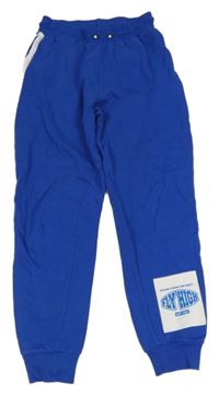 Tmavomodro-bílé tepláky s pruhy a nášivkou 