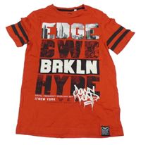 Červené tričko s nápisy C&A