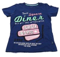 Tmavomodré tričko s nápisem Name it