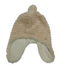 Béžová chlupatá čepice s bambulí