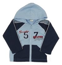 Světlemodro-tmavomodrá šusťáková jarní bunda s číslem a kapucí 