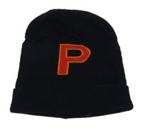 Tmavomodrá čepice s písmenem 