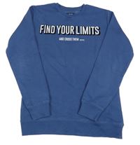 Tmavomodrá mikina s nápisem 