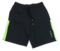 Černé sportovní kraťasy se zeleným pruhem a logem kipsta