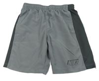 Šedé sportovní kraťasy Nike