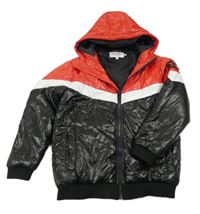 Červeno-bílo-černá šusťáková zimní bunda s nášivkou a kapucí 