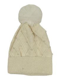 Smetanová čepice s perlami a bambulí