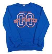 Modrá mikina s nápisem 