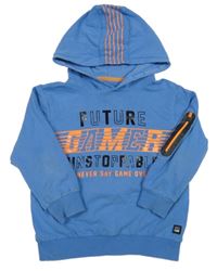 Modrá mikina s oranžovými nápisy a kapucí 