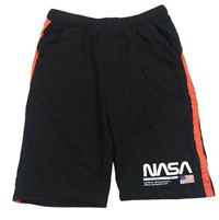 Černé teplákové kraťasy s logem NASA a pruhy 