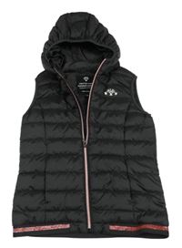 Černá šusťáková zateplená vesta s nápisem a kapucí 