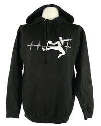 Pánská černá mikina s fotbalistou a kapucí 