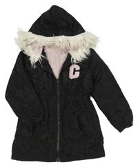 Černá šusťáková zateplená bunda s písmenem a kapucí 