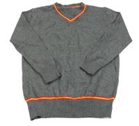 Šedý svetr s červeným lemem 