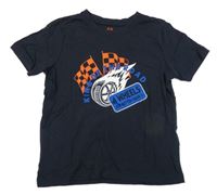 Tmavomodré tričko s praporky a pneumatikou lupilu