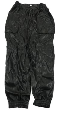 Černé koženkové cuff kalhoty s kapsami Bershka