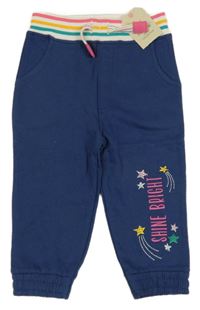 Nové - modré tepláky s nápisem a barevným pasem 