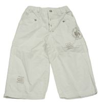 Bílé plátěné kalhoty s číslem 