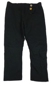 Černé tepláky s knoflíky a volánkem 