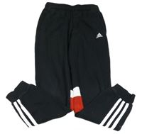 Černé tepláky s bílými a červenými pruhy a logem Adidas