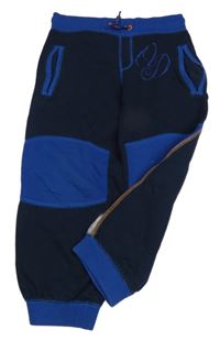 Tmavomodro-cobaltově modré tepláky s písmenky a nápisem Topomini