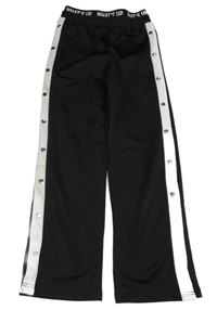 Černé sportovní tepláky s bílým pruhem Page one young