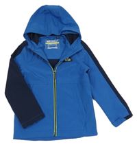 Modro-tmavomodrá softshellová bunda s nášivkou a kapucí 