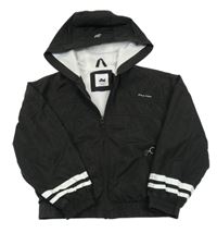 Černý šusťákový jarní bomber s nápisem a bílými pruhy a kapucí JM