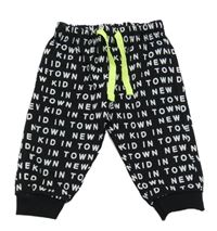 Černé tepláky s bílými nápisy Chicco